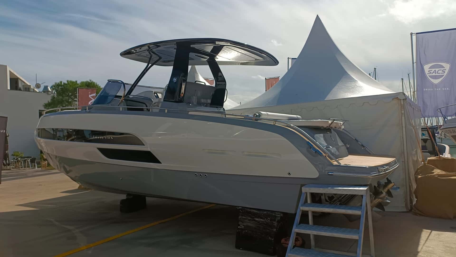 INVICTUS 320 GT "STOCK"