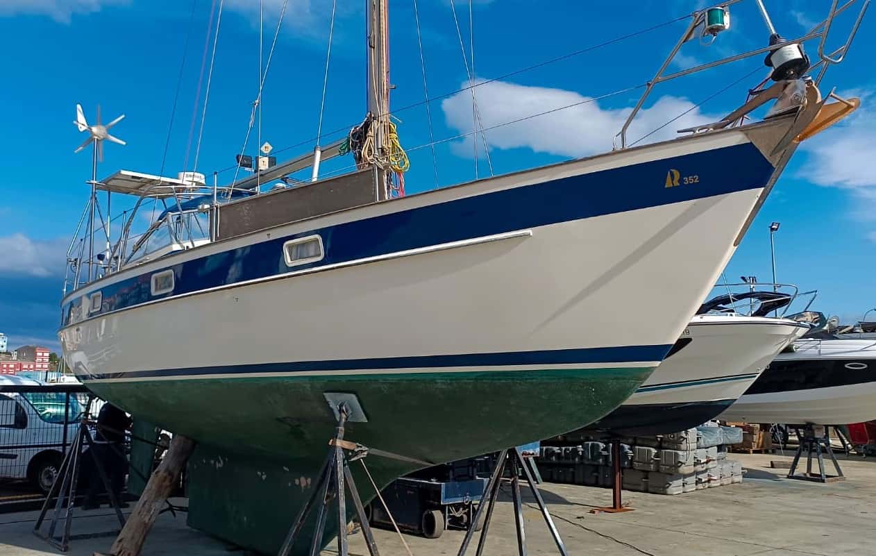HALLBERG RASSY 352