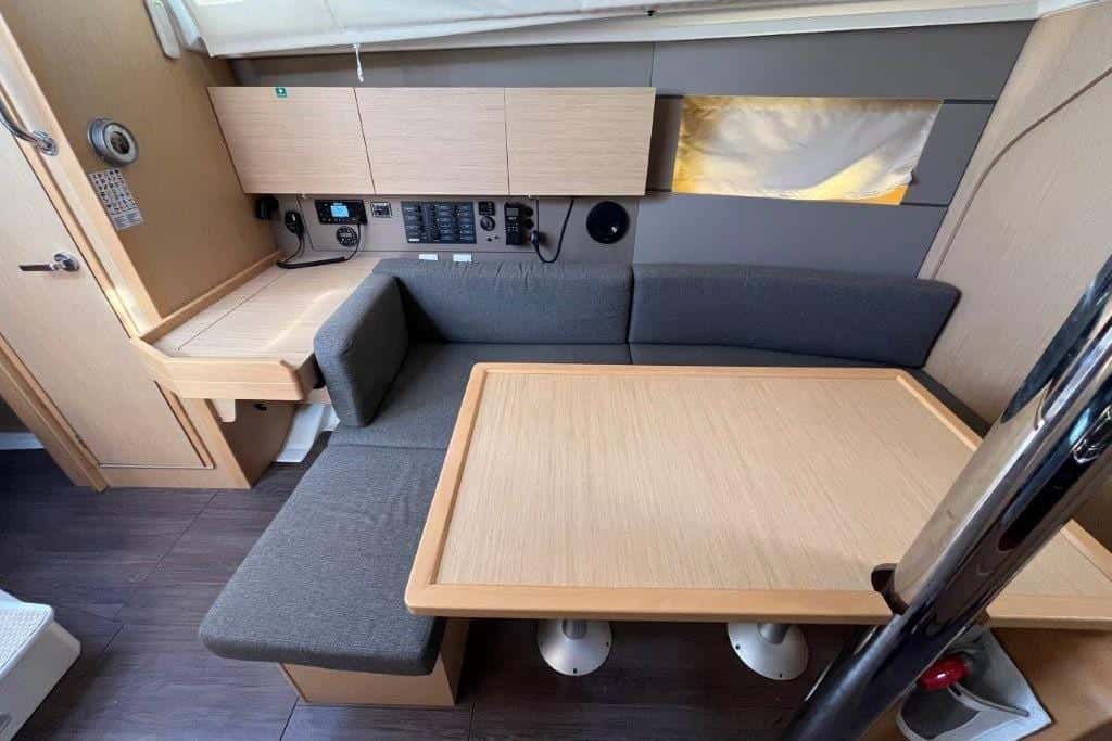 Beneteau Oceanis 38 - miniatura 14