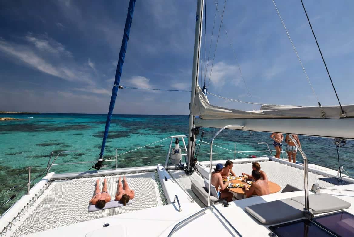 Alquiler de catamarán en Ibiza para 8 personas por semana: cómo organizarlo sin que el grupo se rompa